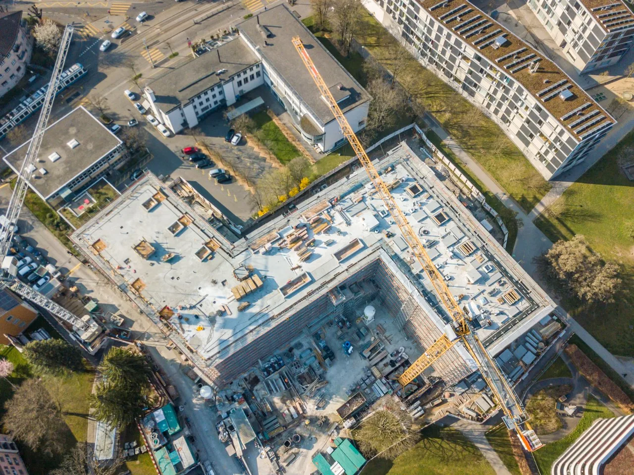 Baustelle aus der Luft mit Kran und Rohbau – Arclap Baustellenkamera
